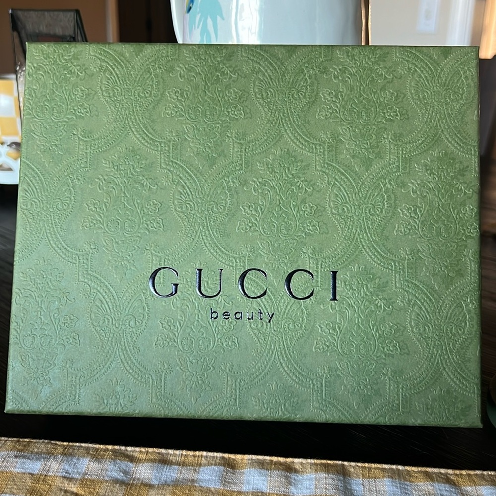 💚Authentic Gucci beauty box in green. Excellent condition💚